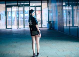 更新！Akisoso秋楚楚的御姐写真，光影交织间的微妙暗示，真是不可思议！