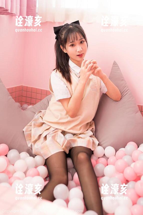 Feilin嗲囡囡 - 深海里的鱼子酱Fish：私拍泳装原图，一个人也要游出万种风情！