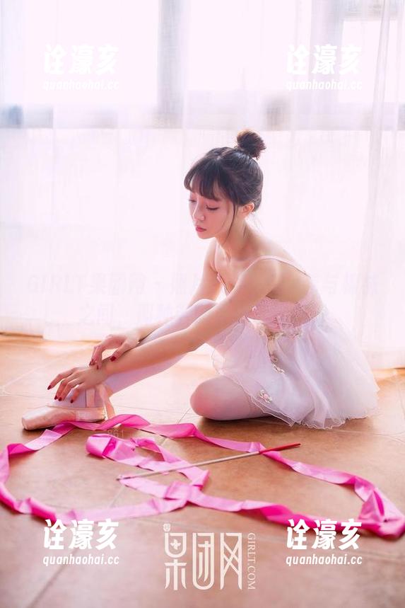GIRLT果团网-龚玥菲 GIRLT果团网 - 照片感受:龚玥菲与棉袜之间,那种若即若离的空气。