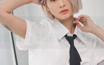 Hyoyeon(김효연)与泳池时间：原图是温度、光线与阴影的交织，套图则好像你我之间的微妙。