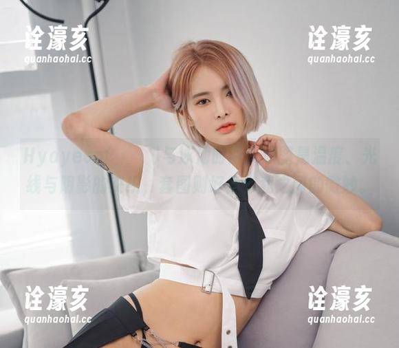 Hyoyeon(김효연)与泳池时间：原图是温度、光线与阴影的交织，套图则好像你我之间的微妙。
