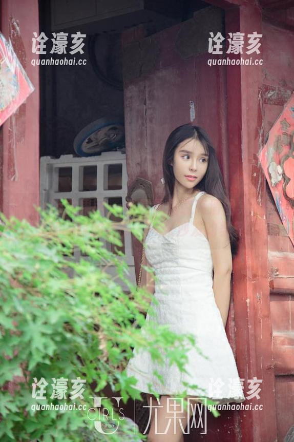 UGirls尤果网 - 杨晨晨居家高清图集：一杯咖啡的温暖，一张沙发的柔软