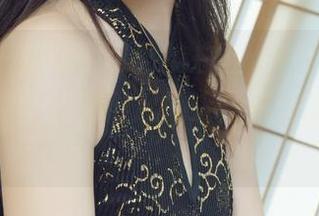 丽柜 – 一边观看可馨的白丝，一边自问：“我还能不能买得起她这条白丝的同款？”