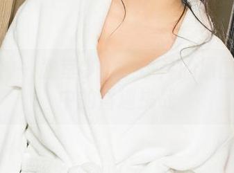克拉女神 – 教室梦境：小芹的原图与套图中的童趣挑战