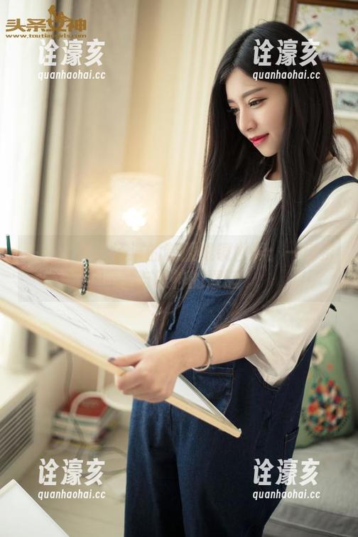 头条女神 - 语溪的制服眼镜世界：一场资源与眼神的邂逅
