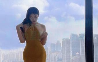 微密圈 – 更新通知！奶宝妹纸的新美脚作品，心里那个小鹿乱撞。