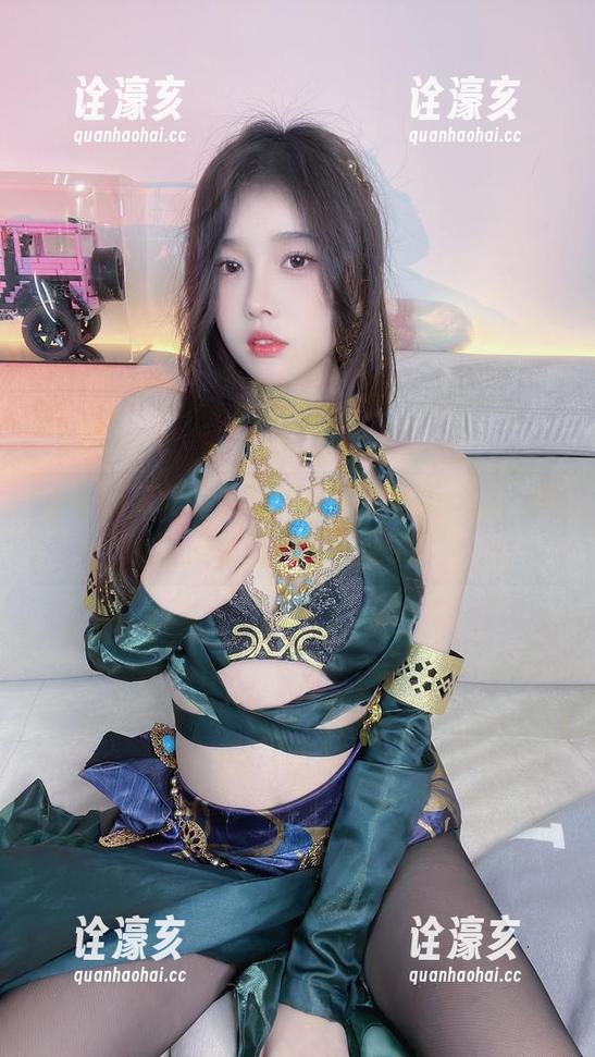 小小奶瓶儿 小小奶瓶儿的白开水毛衣定制版cos,是时候来场心跳加速了!