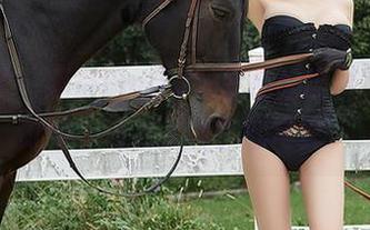 尤蜜荟 – 奶茶Emily对黑色的诠释，绝不讨好，这才是真实的写真。