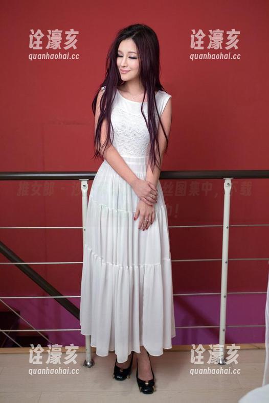 推女郎 - 沙子带你游走灰丝图集中，下载前请准备好纸巾！