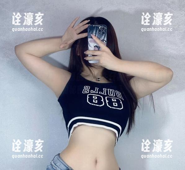 桃沢樱呀 微密圈 - 桃沢樱呀的蓝色牛仔裤:写真图集里的秘密,胆小勿入