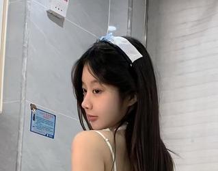 微密圈 – 一探究竟：在线资源中的火龙果羊与她那让人绯红的红色连体吊带！