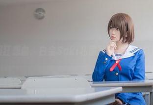礼服狂想曲：白金Saki私房写真中的光影魔法