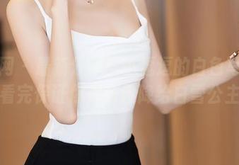 秀人网 – 最新分享！小逗逗的白色写真——看完保证你想去投降给白雪公主！