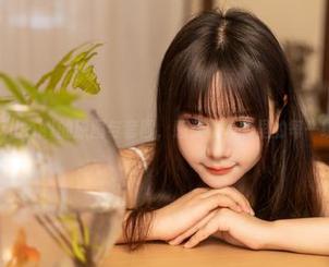 捡起秋山AkI的原图与套图，感受秋の恋里的每一缕暖意