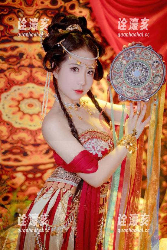 豹纹太迷人，不能错过虎森森的写真合集哦！