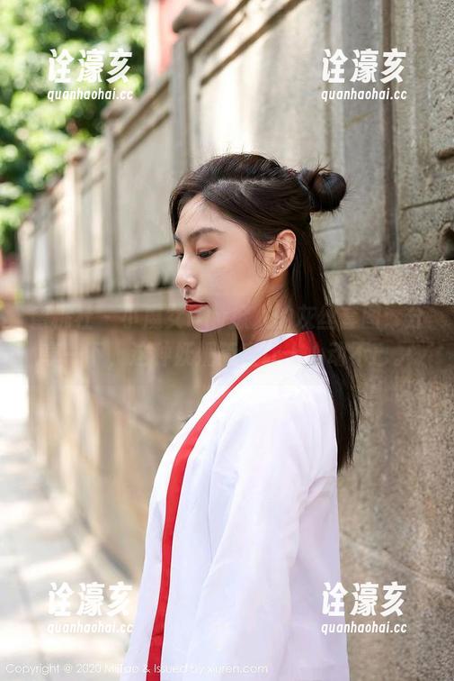 蜜桃社 - 小魔女lily撩人的灰丝套图：分享一下，这种妩媚简直让人心动不已。