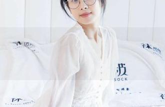 袜啵啵 – 吓到我了！小淳最新“咖啡丝”作品，快来看看这美貌如何凑成