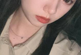 在泳衣中畅游的“闪月半”，福利满满的写真时刻！