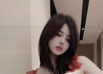 微密圈 – 跟随阿色的蕾丝美人：原图是清新的晨露，图集则是暧昧的雨夜。