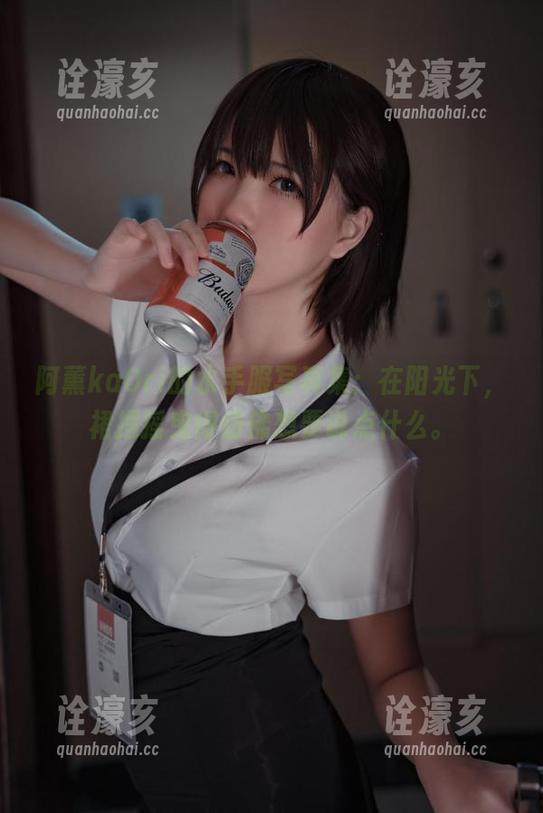 阿薰kaOri的水手服写真集：在阳光下，裙摆摇曳得仿佛想要说点什么。
