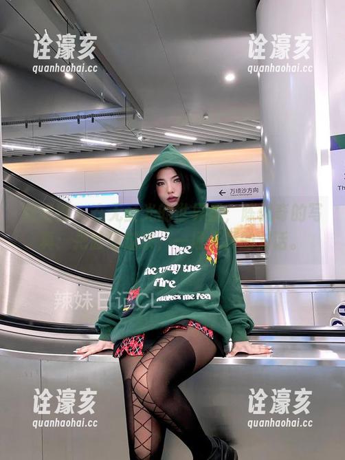 微密圈 - 在无圣光的世界里，陈佩奇的写真：把脸贴过来，一场无声的对话。