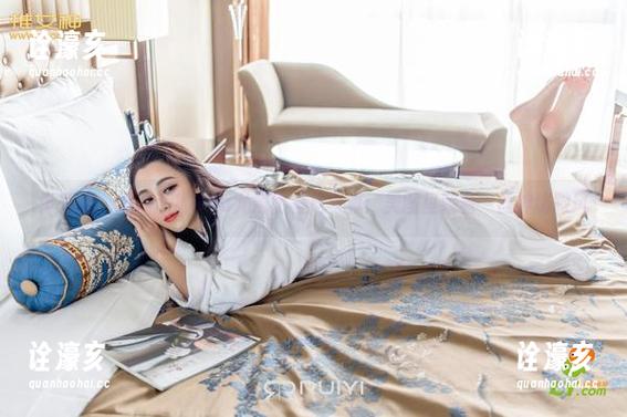 青豆客-Una尤娜 青豆客 - 撩一下!Una尤娜比基尼写真:美图里藏着一丝神秘微风