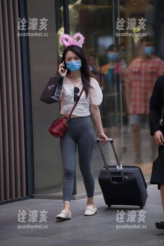 魔镜街拍-芝芝 魔镜街拍 - 芝芝的蓝色泳衣套图:让人忍俊不禁的泳池时刻,赶紧下载!