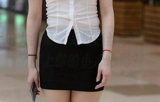 魔镜街拍大合集，街拍白丝吊带袜美女，配得上你的小心心吗？